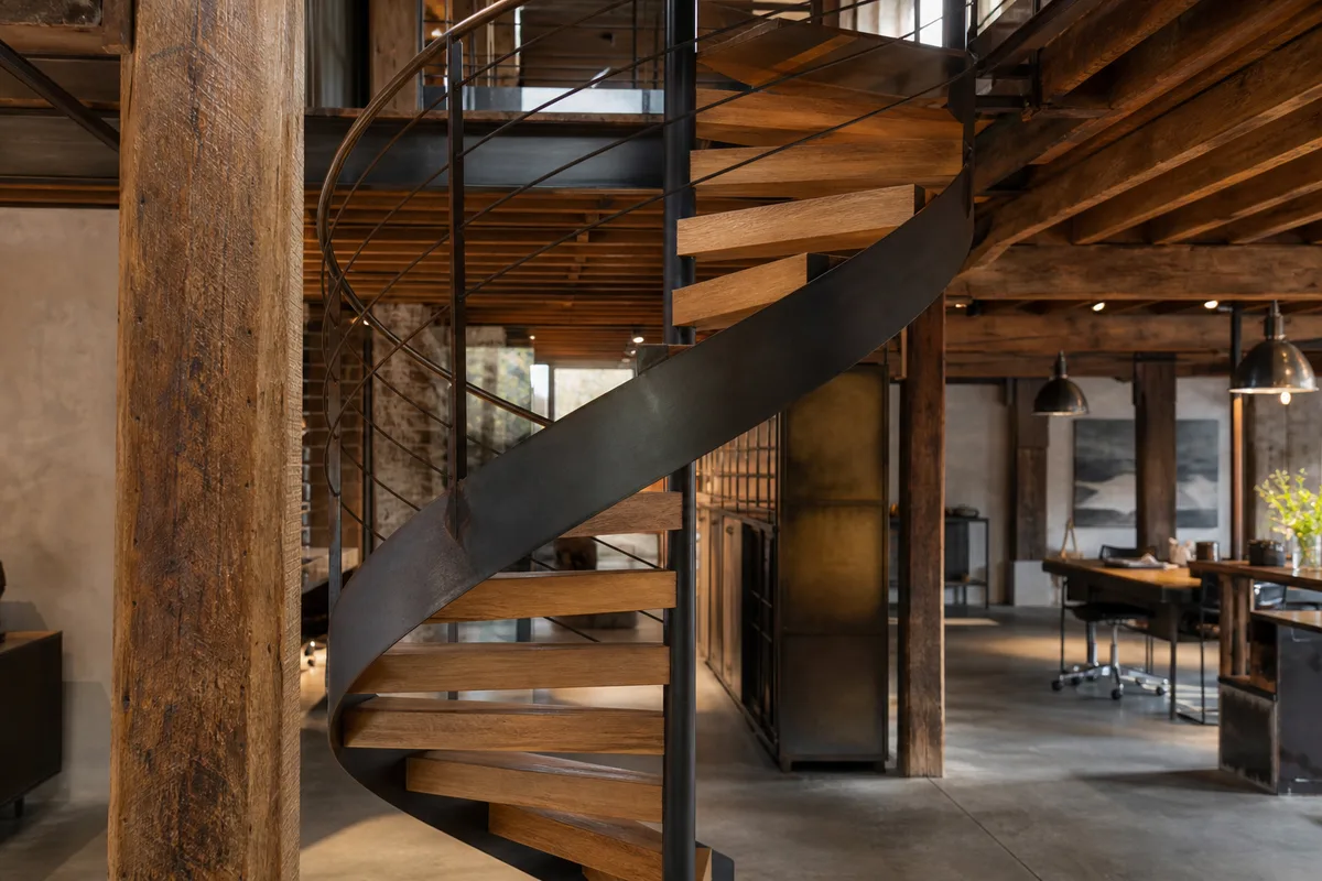 Escalier bois et métal sur mesure dans une maison rénovée à Angers