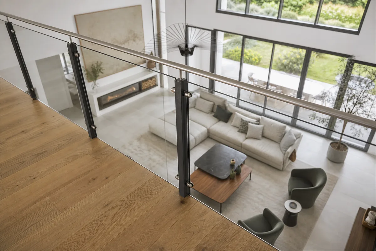 Garde-corps métallique et verre feuilleté le long d&rsquo;une mezzanine à Angers